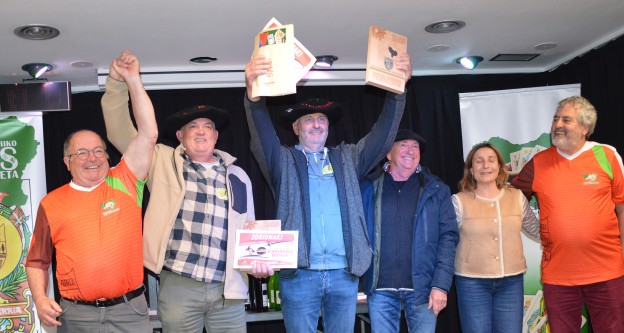 w1- txapeldunak Zuberoako BIXINTXO ETCHEGOINBERRY - PATRICK LOUSTAU-txikia.jpg